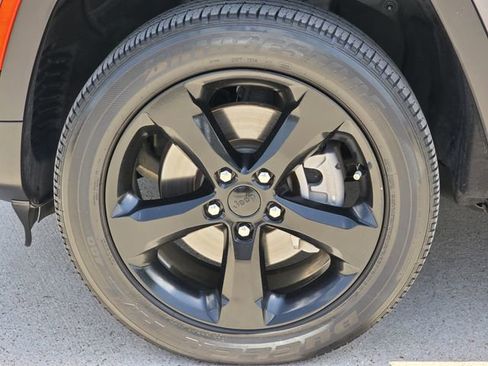 Used 2023 Jeep Grand Cherokee L Laredo RWD image 9