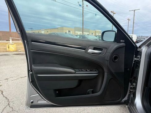 Used 2018 Chrysler 300 S image 9