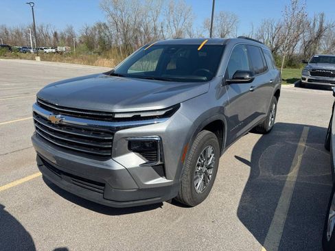 Used 2025 Chevrolet Traverse LT image 8