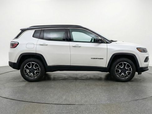 Used 2025 Jeep Compass Trailhawk AWD/4WD image 11