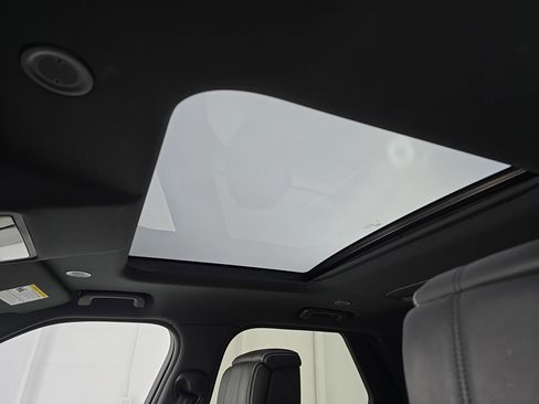 Certified 2024 Land Rover Discovery Metropolitan Edition image 28