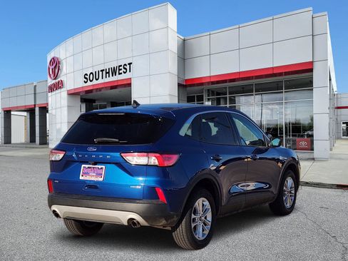 Used 2022 Ford Escape SE image 5