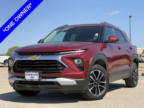Used 2025 Chevrolet TrailBlazer LT AWD/4WD image 2