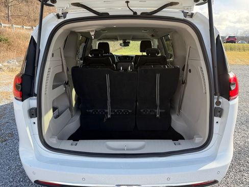 Used 2024 Chrysler Pacifica Touring-L image 24