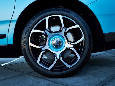 Used 2022 Rolls-Royce Cullinan Black Badge w/ Dark Exterior Package image 10