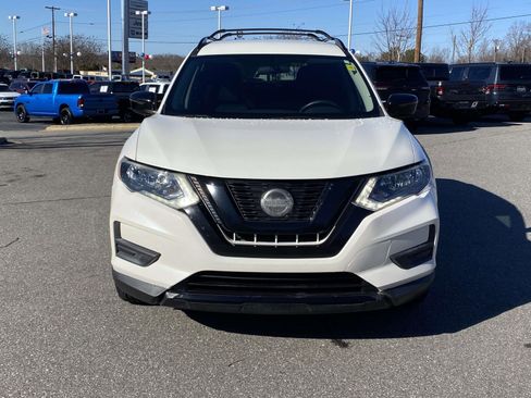 Used 2018 Nissan Rogue SV image 2