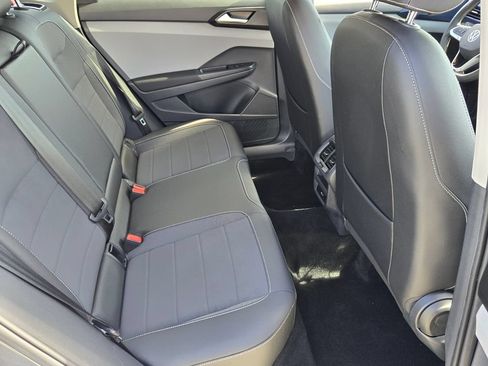 Certified 2023 Volkswagen Taos SE FWD image 17