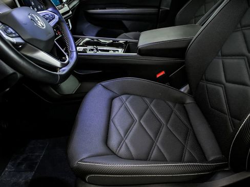 Certified 2025 Volkswagen Atlas Cross Sport SE FWD image 11