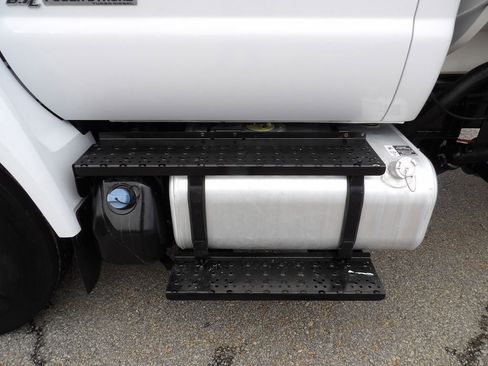 Used 2023 Ford F750 2WD Regular Cab Super Duty image 31