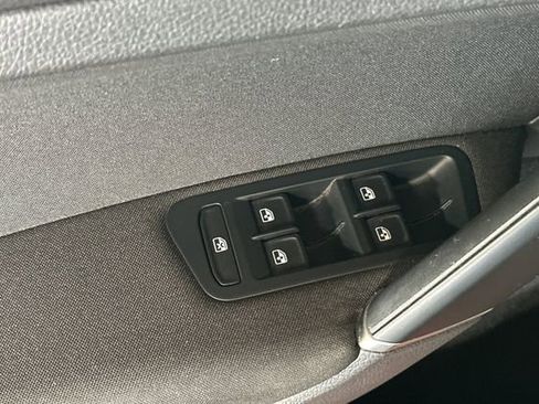 Used 2016 Volkswagen e-Golf SE image 13