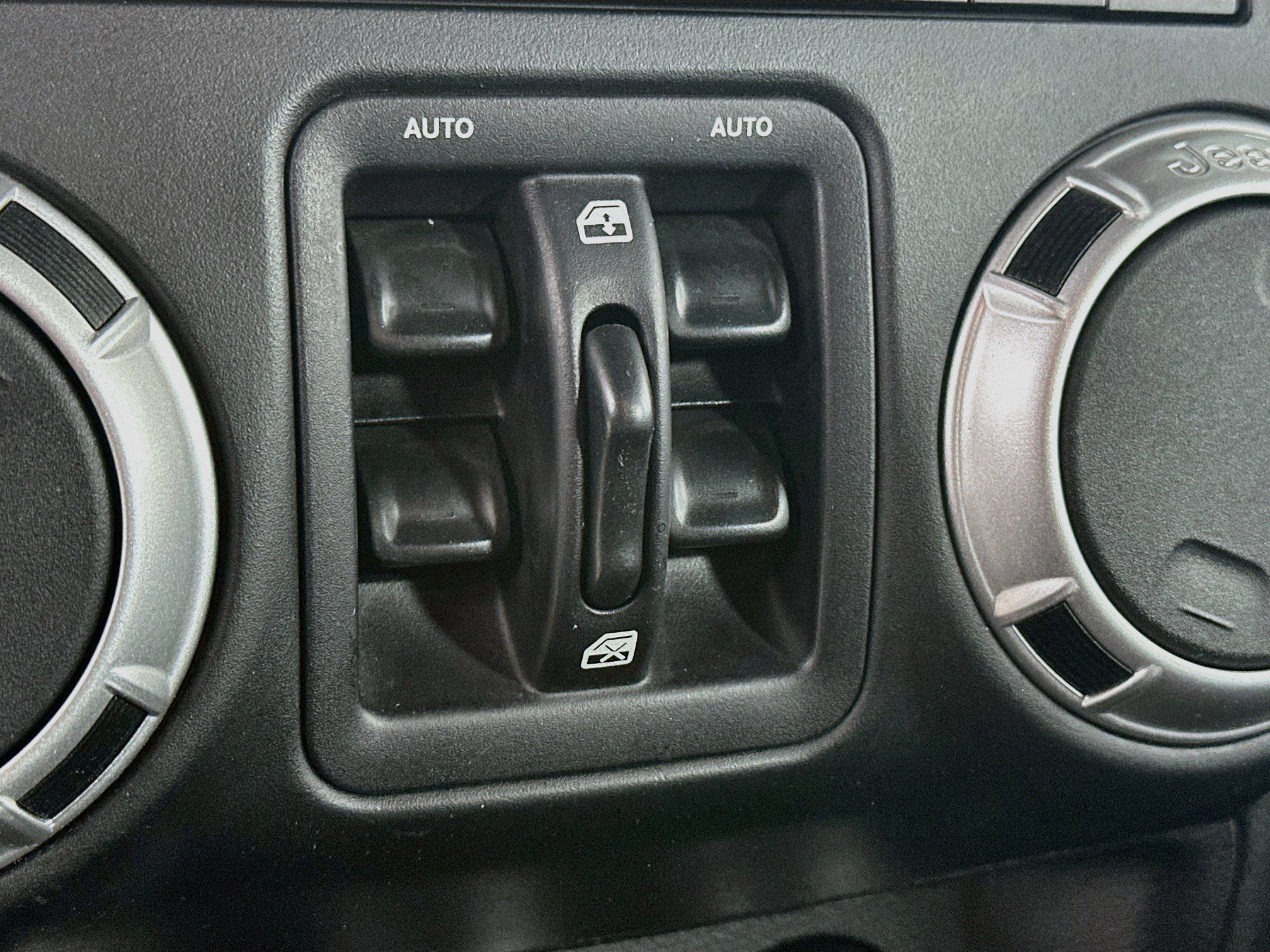 Used 2015 Jeep Wrangler Unlimited Sahara w/ Connectivity Group AWD/4WD image 15