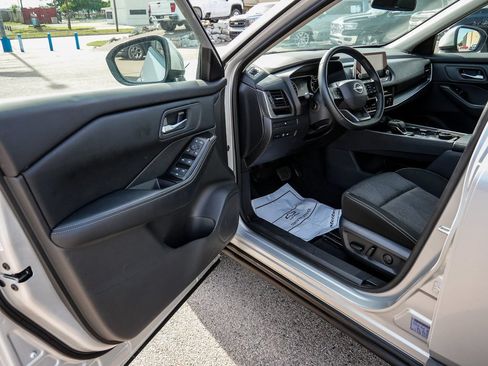Used 2025 Nissan Rogue SV AWD/4WD image 46
