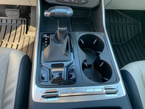 Used 2025 Kia Carnival SX w/ SX Dark Edition Package FWD image 28