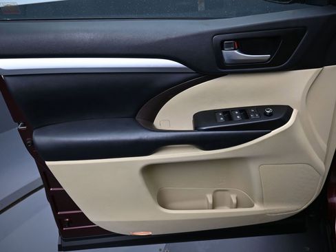 Used 2019 Toyota Highlander XLE image 11