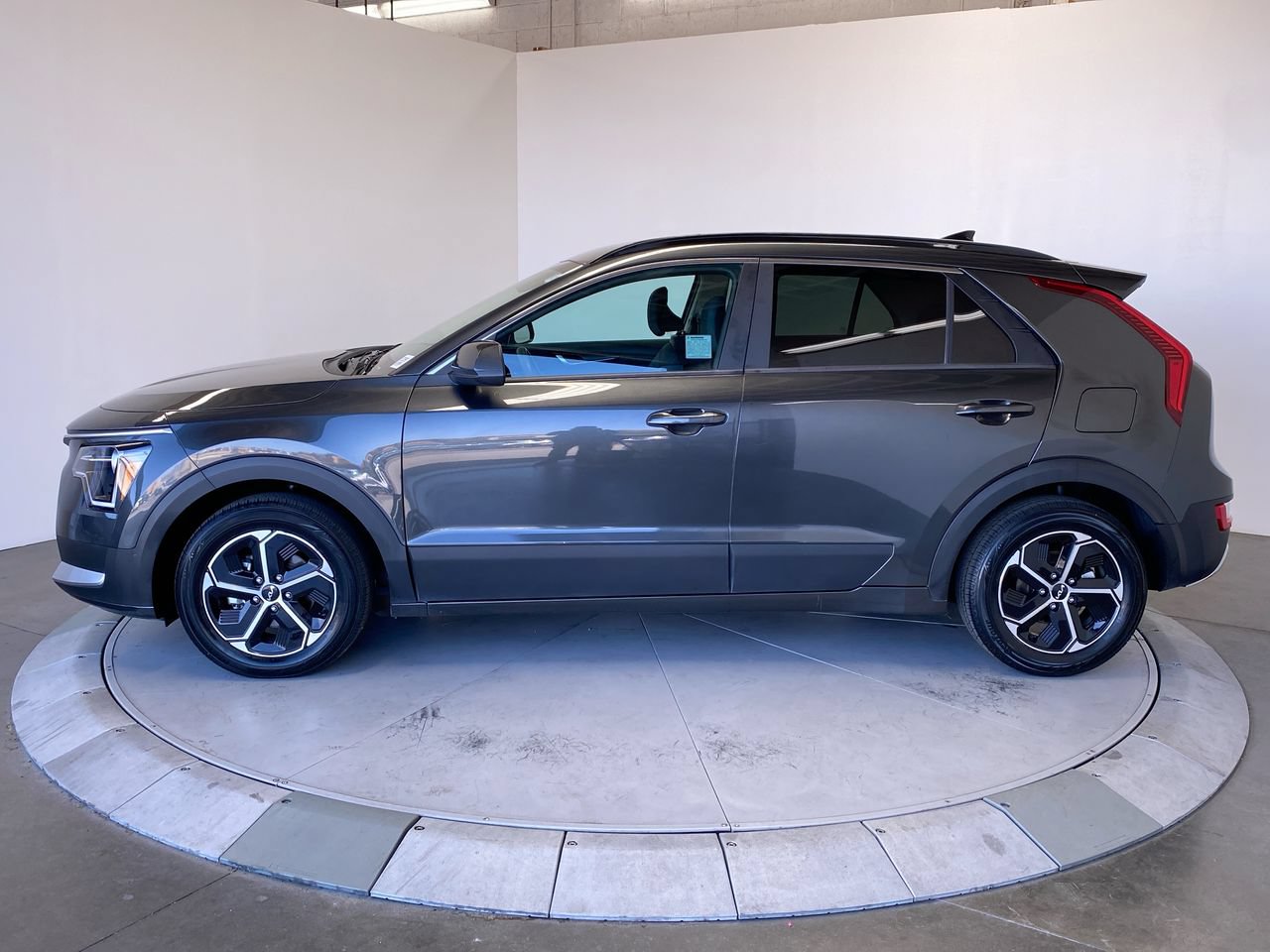 Certified 2025 Kia Niro LX FWD image 2