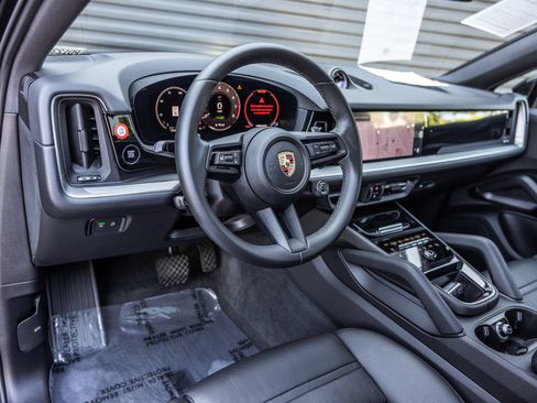 Certified 2024 Porsche Cayenne Coupe AWD/4WD image 4