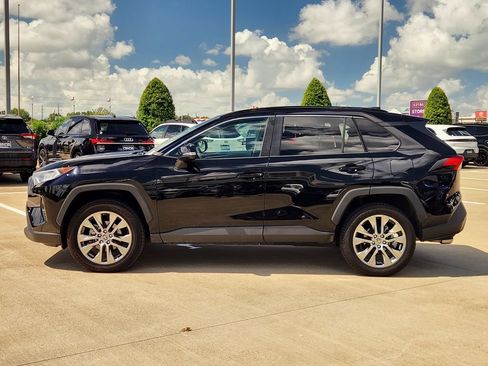 Used 2021 Toyota RAV4 XLE Premium AWD/4WD image 4
