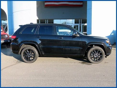 Certified 2022 Jeep Grand Cherokee Laredo X image 1