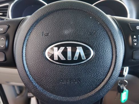 Used 2019 Kia Sedona LX FWD image 28