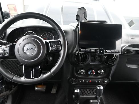 Used 2015 Jeep Wrangler Unlimited Sahara image 9