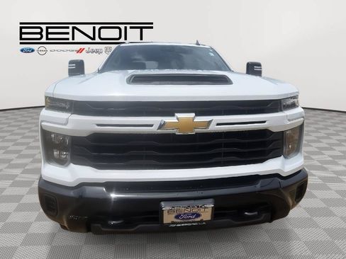 Used 2024 Chevrolet Silverado 2500 Custom w/ Custom Convenience Package AWD/4WD image 2
