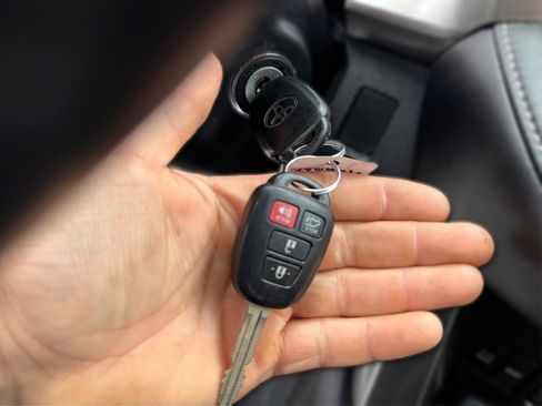 Used 2017 Toyota RAV4 XLE AWD/4WD image 35