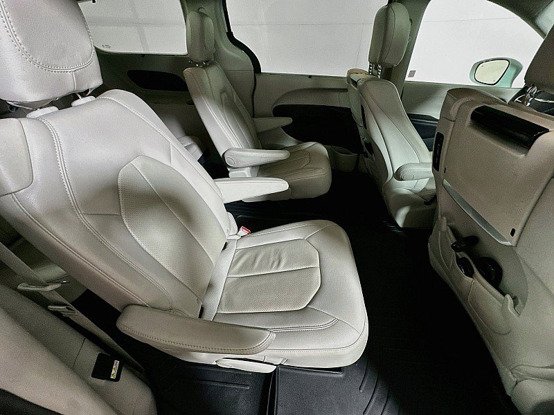 Used 2019 Chrysler Pacifica Touring-L Plus w/ Advanced Safetytec Group FWD image 30