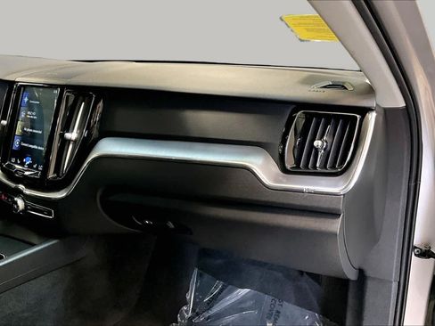 Used 2019 Volvo XC60 T6 Momentum w/ Advanced Package AWD/4WD image 18