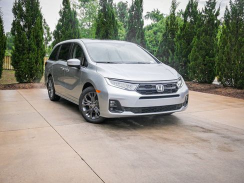 New 2026 Honda Odyssey Touring image 2