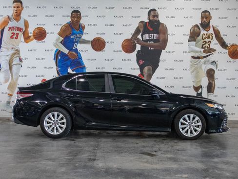 Used 2020 Toyota Camry LE FWD image 17