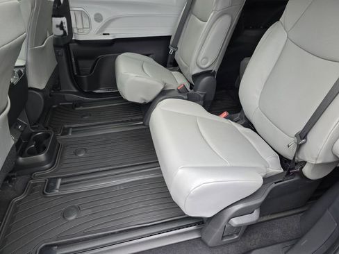 New 2026 Toyota Sienna XLE image 31