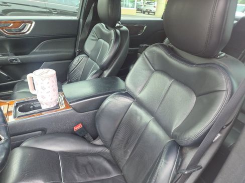 Used 2017 Lincoln Continental Select w/ Climate Package FWD image 5