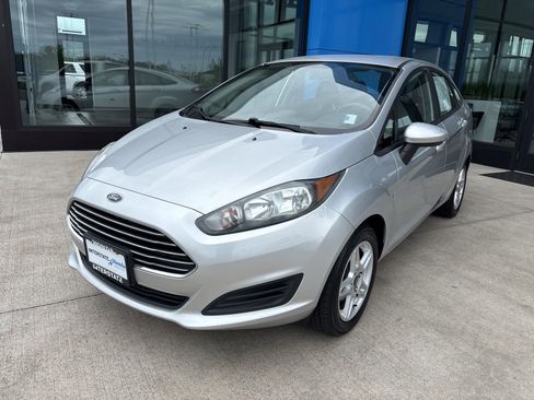 Used 2018 Ford Fiesta SE FWD image 1