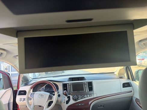 Used 2014 Toyota Sienna Limited w/ Limited Premium Package FWD image 24