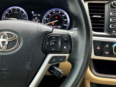 Used 2019 Toyota Highlander Limited image 18