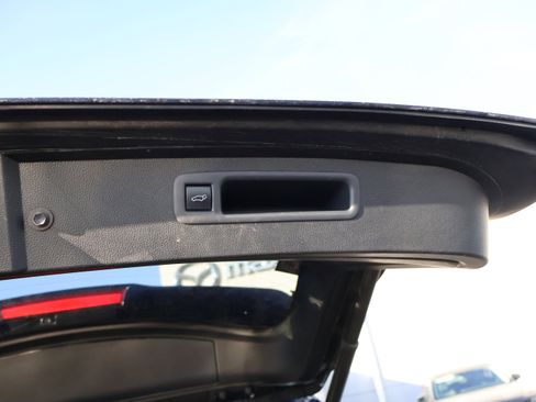 Used 2020 Toyota Highlander XLE image 18