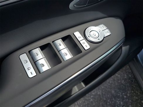 Used 2022 Genesis GV70 2.5T w/ Advanced Package image 19