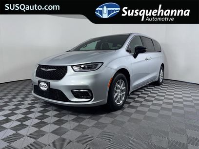 New 2026 Chrysler Pacifica Select