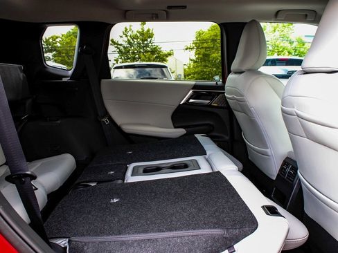 New 2025 Mitsubishi Outlander SE image 38