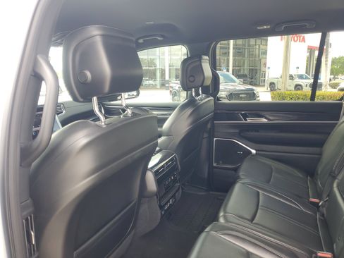 Used 2024 Jeep Wagoneer 4WD image 13