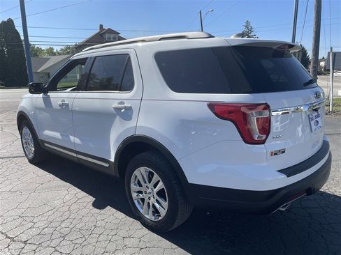 Used 2018 Ford Explorer XLT image 3