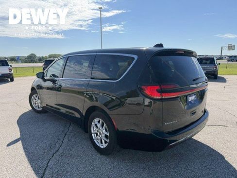 Used 2023 Chrysler Pacifica Touring-L FWD image 6