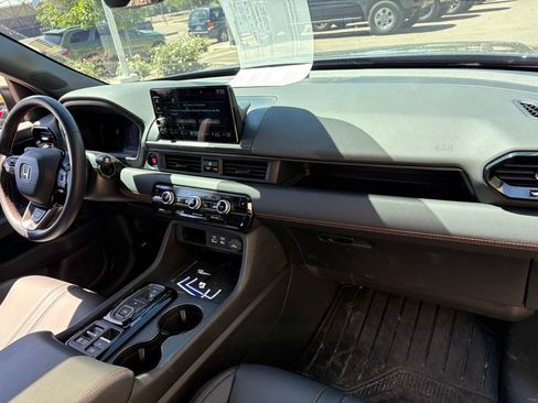 Used 2025 Honda Pilot TrailSport image 31