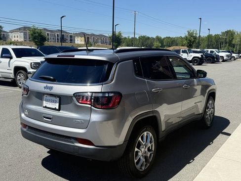 Used 2022 Jeep Compass Latitude w/ Sun and Sound Group AWD/4WD image 6