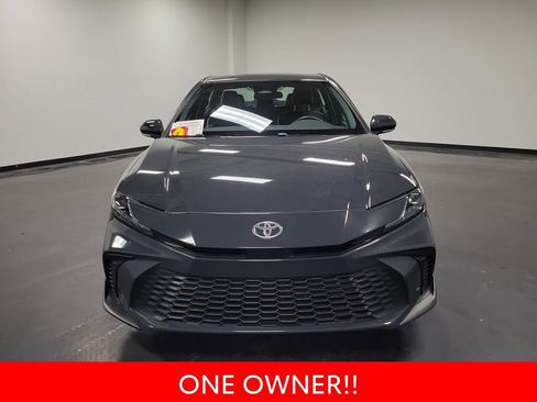 Used 2025 Toyota Camry SE image 3