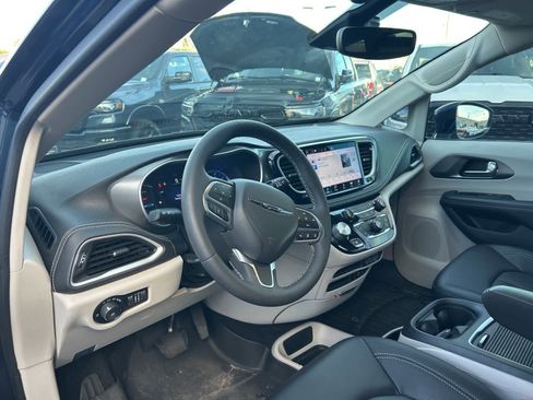 Used 2022 Chrysler Pacifica Touring-L image 20