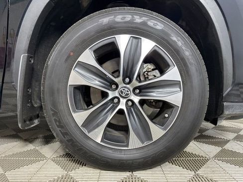 Used 2023 Toyota Highlander XLE AWD/4WD image 9