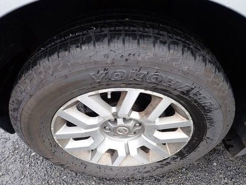 Used 2012 Nissan Frontier SL w/ Moonroof Pkg AWD/4WD image 10