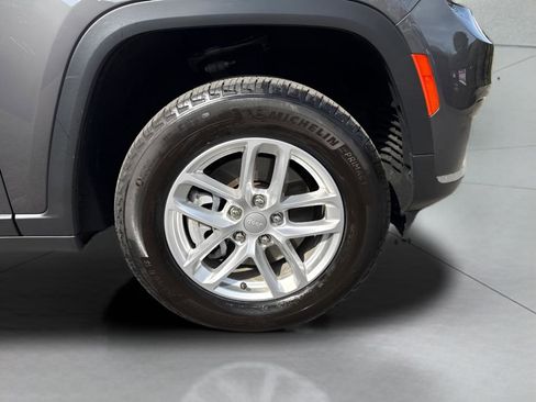 Used 2024 Jeep Grand Cherokee L Laredo image 2
