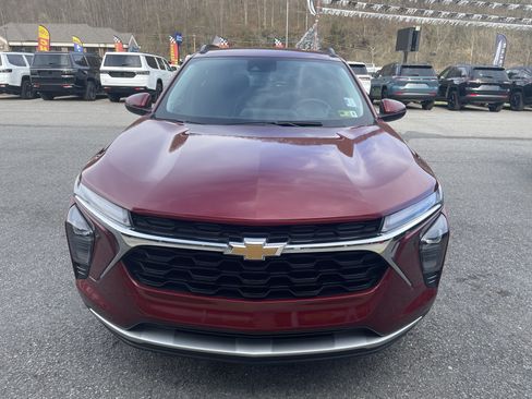 Used 2025 Chevrolet Trax LT w/ LT Convenience Package FWD image 8